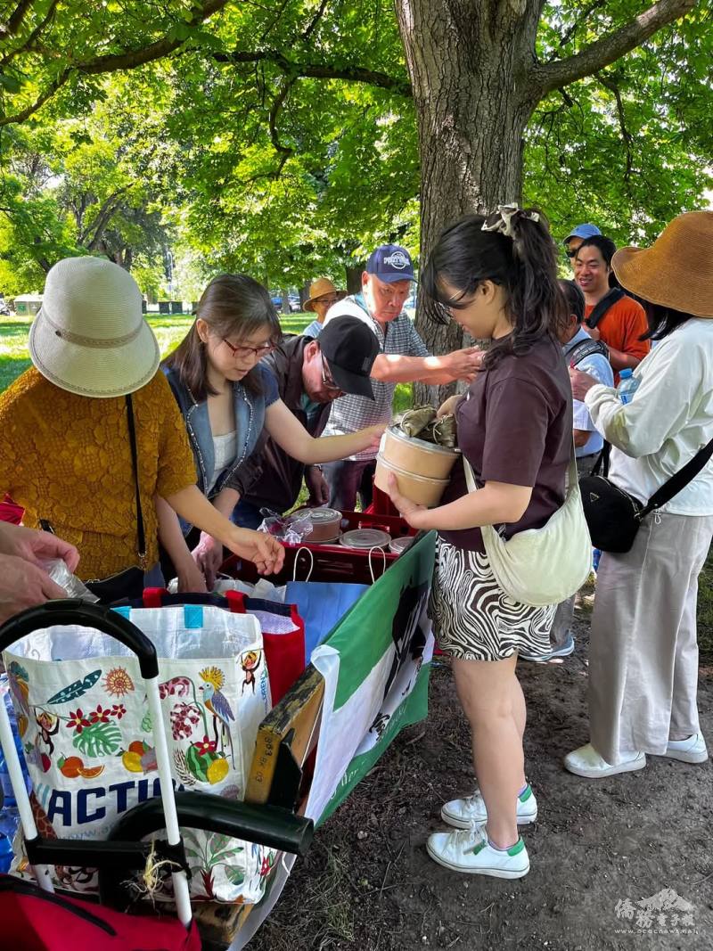 大夥們井然有序地領取好吃的臺灣便當，以及林怡伶贊助的美味粽子