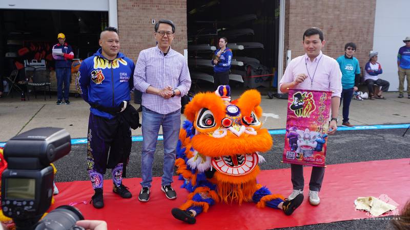 駐美副代表姜森與美國國務院東亞副助卿Kevin Kim與醒獅合影