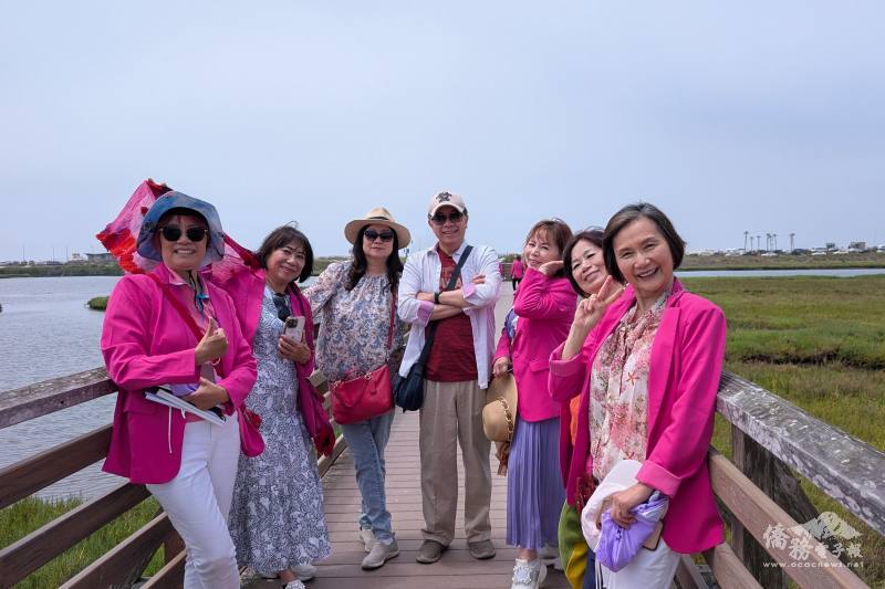 世華南加州分會會長李敏華（右1）、世華總會第一副總會長陳玲華（右3）、駐洛杉磯辦事處經濟組組長劉倫正夫婦（右4、5）於端午節賞鳥健走