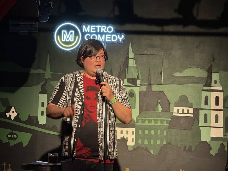 來自台灣、現居英國的台灣單口喜劇演員黃冠文，在布拉格藝穗節演出Andrews Are the Worst。這部作品延續他一貫的幽默風格，聚焦他與名為Andrew的前任們的戀愛經歷，將個人經歷轉化為喜劇表演