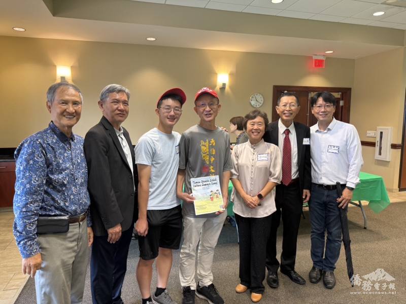 僑務秘書黃士聰(左2)與僑務委員李三富(左1)、天柏中文學校校長鄧敏宏(左4)、天霸臺灣同鄉會會長方志峯(右2)及天柏灣臺灣商會前會長張瑞彬(右1)合影