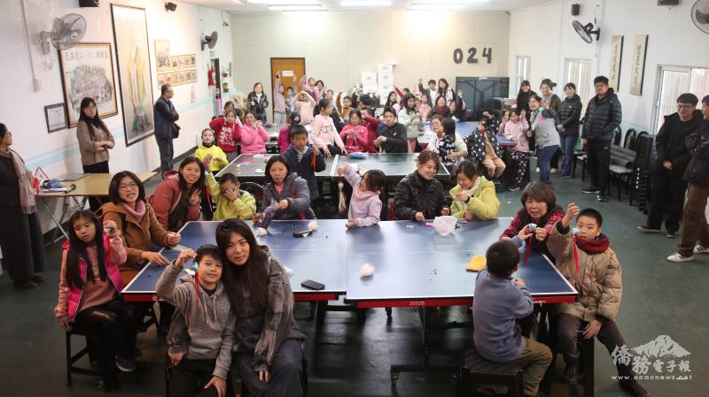 學生與家長一起做香包