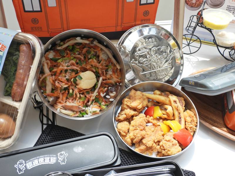 為了慶祝鐵路便當節10周年，台鐵特別推出推出10款「十全十美」的旗艦限定便當，包括E500陶瓷便當、R200陶瓷便當、慶祝台鐵吉祥物鐵魯與漢娜將10歲生日的雙層不鏽鋼盒便當等等。 (台鐵公司提供)