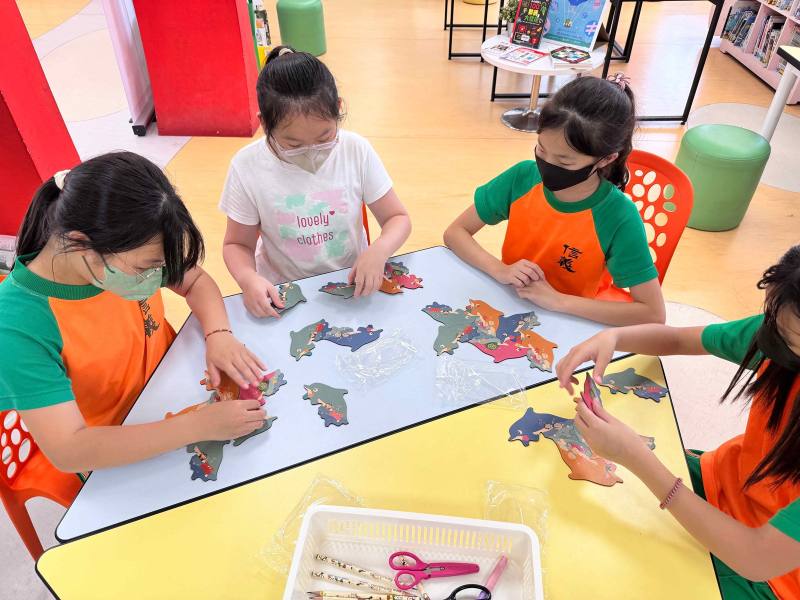 學生使用特製教具理解數學原理