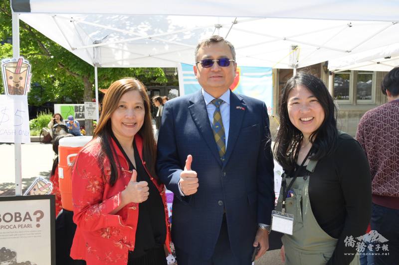 類延峰 (中) 、 盧秀琴 (左) 與籌備委員兼志工協調楊怡文 (右) 合影