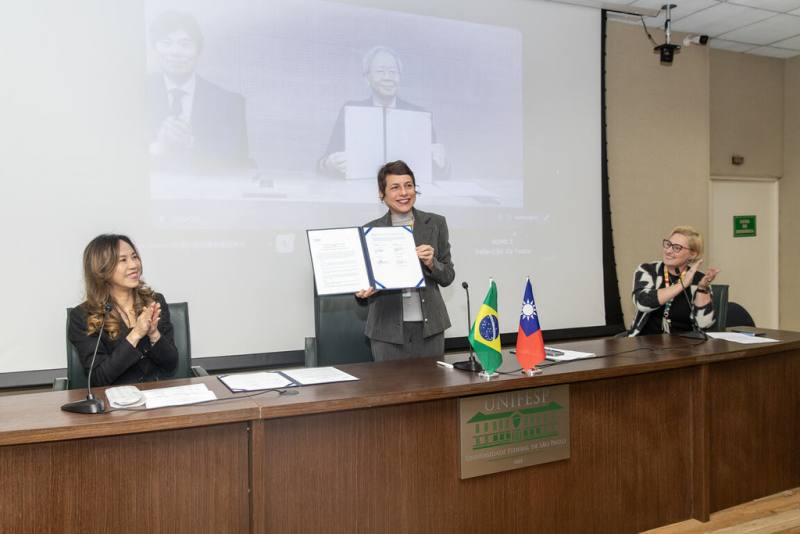 聖保羅聯大與長庚大學2日完成國際醫衛人才交流合作協議異地簽署，聖保羅聯大校長阿森普松（中）表示，此協議的簽署象徵下階段台灣與巴西雙邊文化合作的重要橋樑。（駐聖保羅辦事處提供）