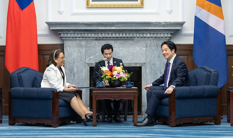 3日上午繼以軍禮歡迎馬紹爾群島共和國總統海妮（Hilda C. Heine）伉儷後，賴清德總統偕同蕭美琴副總統在總統府與海妮總統進行雙邊會晤暨見證兩國簽署體育交流合作意向書及獎助學金基金備忘錄