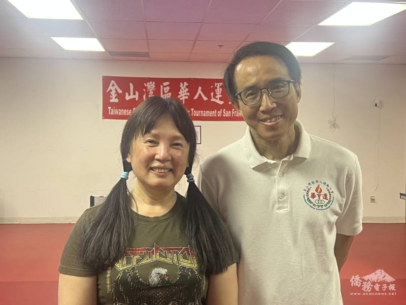 華人運動大會乒乓球比賽召集人高蕙玲(左)與華人運動大會主任委員陳立功(右)合影