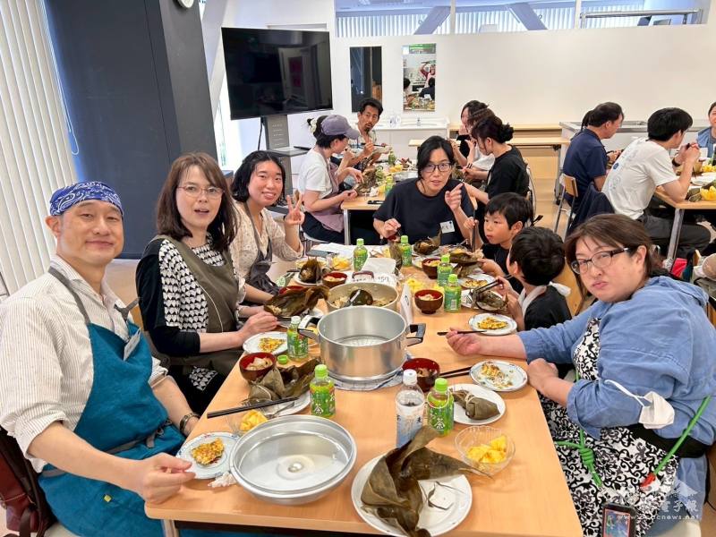 參與者一起品嘗美味佳餚