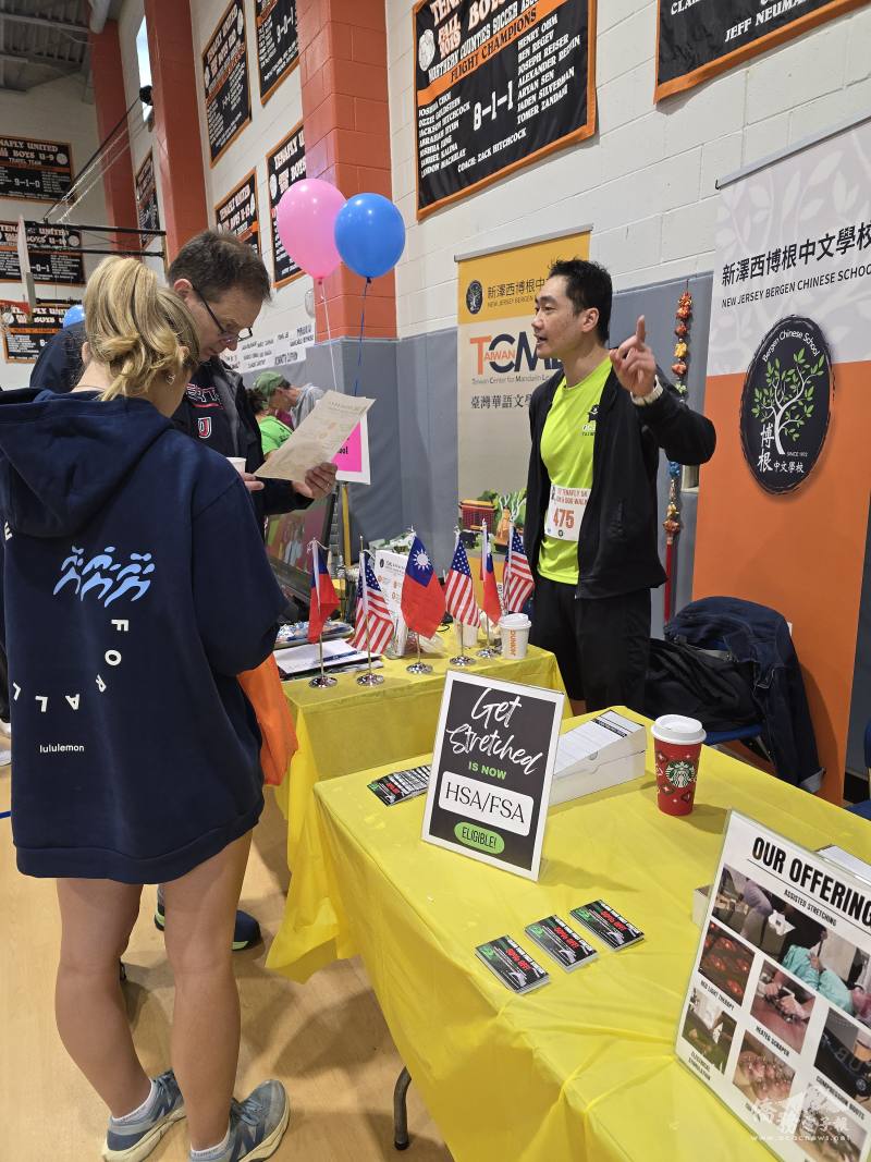 對華語文學習有興趣的當地民眾上前詢問