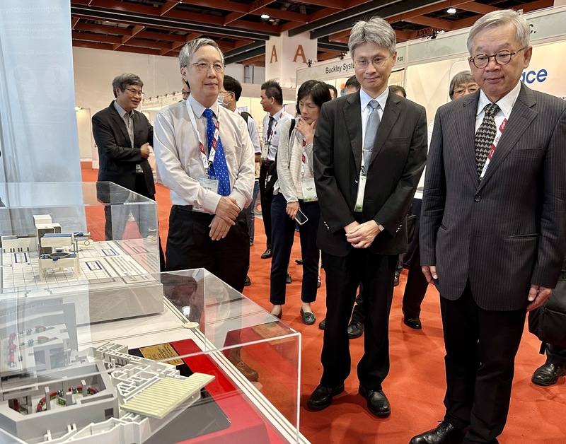 NSTC head Wu Cheng-wen (right) visits the IPAC'25 Taiwan pavilion on Monday. CNA photo June 2, 2025