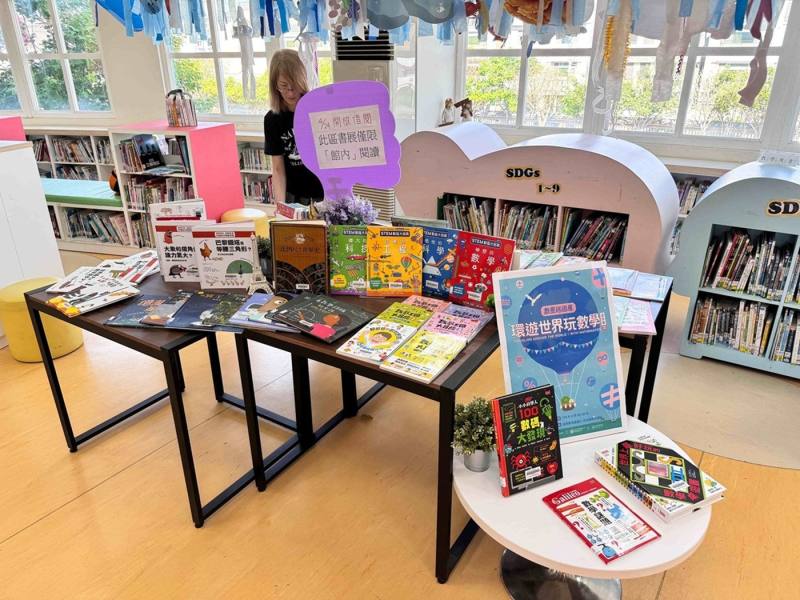 苗栗縣信義國小教師針對迷你展安排主題書展，推廣跨域閱讀