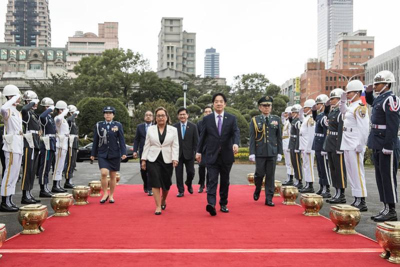 賴清德總統3日上午以隆重軍禮歡迎馬紹爾群島共和國總統海妮（Hilda C. Heine）伉儷