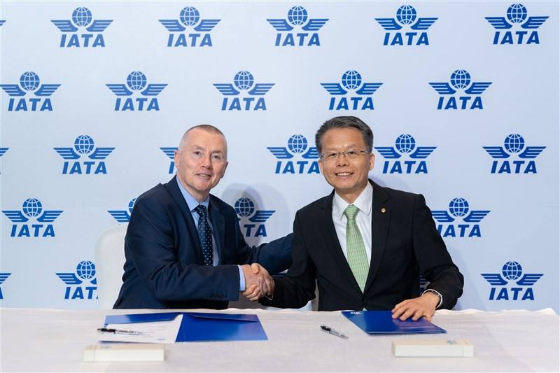 IATA Director General Willie Walsh (left) shakes hands with EVA Air President Clay Sun (right) after they signed a cooperation agreement that allows EVA Air to join the IATA Turbulence Aware platform. Photo courtesy of EVA Air
