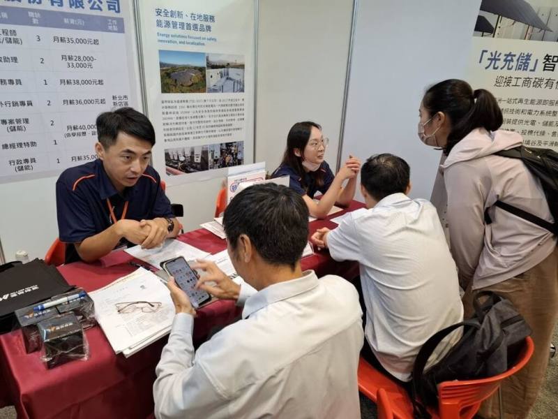 新北市勞工局將於5日辦理「2025新北市就業博覽會」，共邀55家知名廠商共襄盛舉，提供超過3000個工作機會。圖為廠商面試資料照片。（勞工局提供）