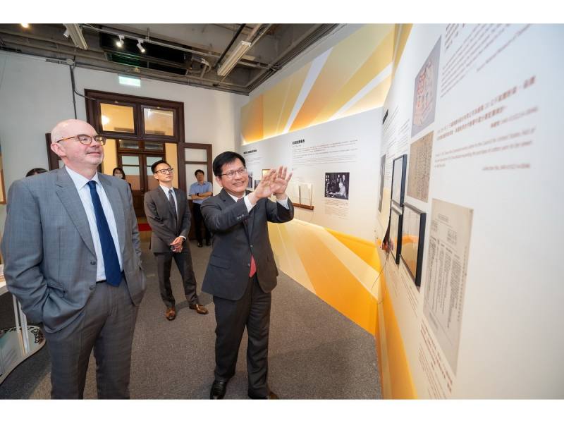 外交部長林佳龍(右)在臉書貼文說明與美國在台協會(AIT)處長谷立言(Raymond Greene，左)一起參觀國史館策展「戰後台美關係回顧展」後的心得 (圖取自林佳龍臉書)