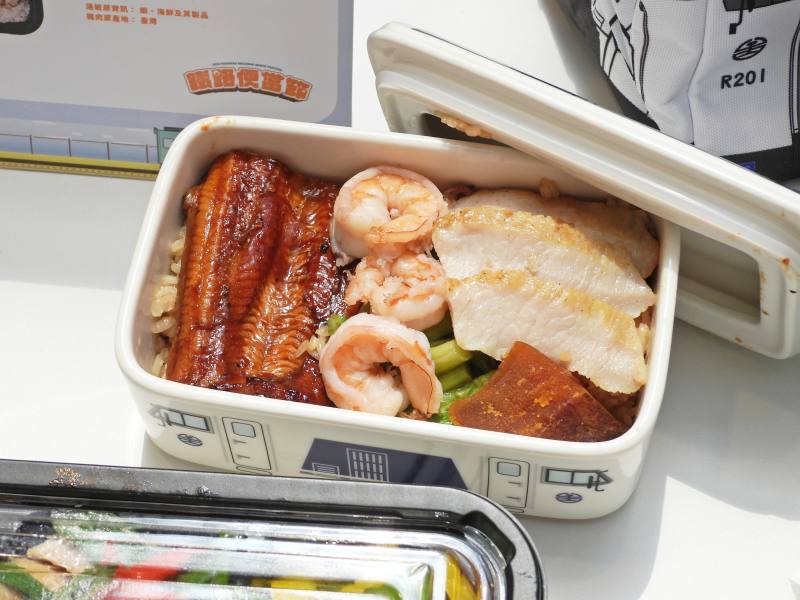 為了慶祝鐵路便當節10周年，台鐵特別推出推出10款「十全十美」的旗艦限定便當，包括E500陶瓷便當、R200陶瓷便當、慶祝台鐵吉祥物鐵魯與漢娜將10歲生日的雙層不鏽鋼盒便當等等。 (台鐵公司提供)