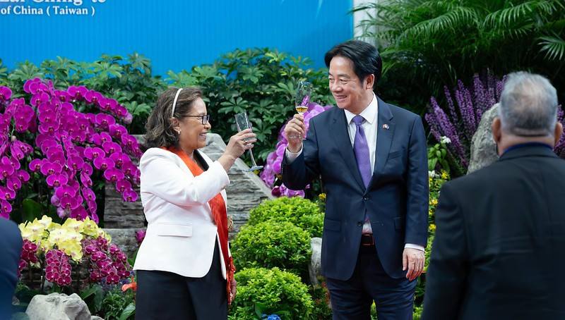 賴清德總統3日午間偕同蕭美琴副總統，在總統府贈勳暨國宴宴請馬紹爾群島共和國總統海妮（Hilda C. Heine）伉儷，感謝海妮總統致力深化兩國邦誼，並在國際場域為臺灣發聲