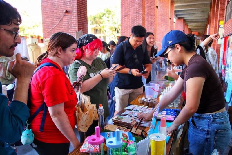 國立中山大學零廢棄「永續市集」2025年邁入第3屆，這次以「愛的足跡，永續前行」為主題，對應學生搬宿舍與外籍生返國時程，共實現456件物資、總計201.31公斤的再利用循環成果。（中山大學提供）