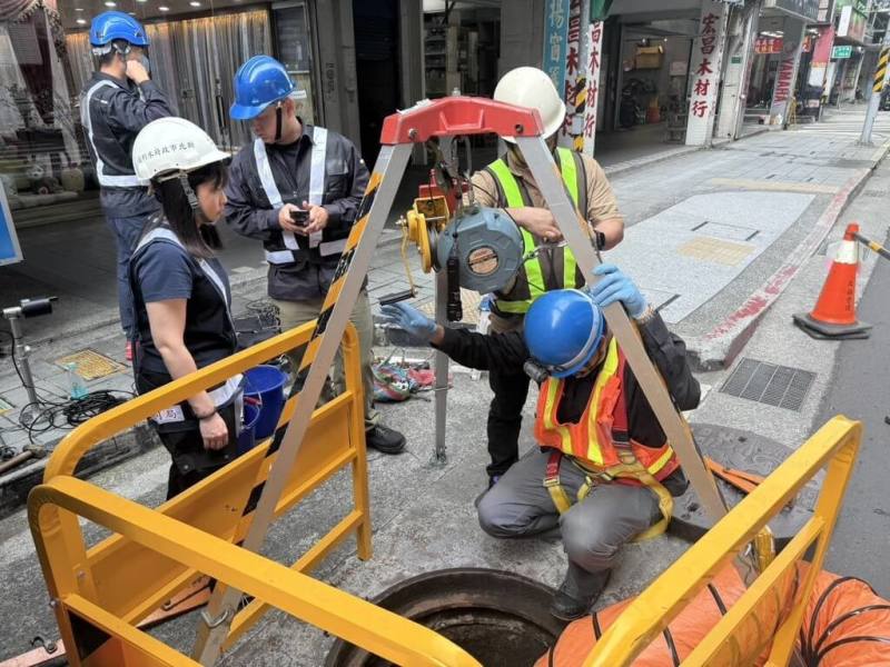 新北市政府水利局2日表示，因極端氣候及短延時強降雨影響，大量雨水瞬間混入污水系統，為避免污水管滿水位，可能造成家庭污水無法排出或甚至發生倒灌，將於35處重要節點設置液位計，監測水位並即時應變。（水利局提供）