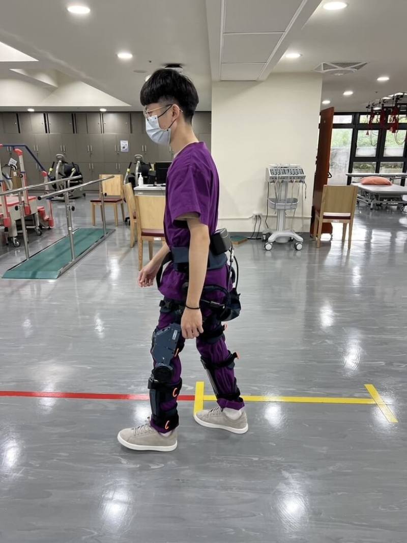 高齡少子化下，長者入住機構機率提高，台北市政府衛生局已設置11家住宿式機構，其中5家由醫院經營，積極發展「醫療照顧整合」模式，其中信義廣慈也導入智慧輔具，協助中風及骨折術後等急性後期住民復健治療。（台北市衛生局提供）