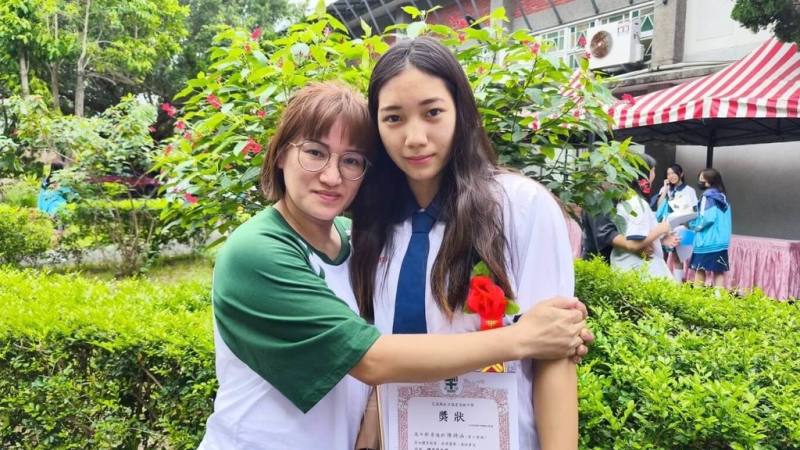 就讀海星高中的花蓮太魯閣族學生陳詩涵（右），兼顧學業及卡巴迪運動，是隊上靈魂人物，帶領隊伍拿下全國賽事冠軍，獲選總統教育獎，更入選國家培訓名單。媽媽彭櫻萍（左）說，會做她永遠的後盾。（世界展望會東區辦事處提供）