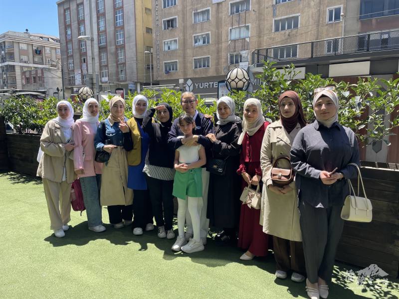 十年前與現今的中文班學生與周如意老師歡喜相聚