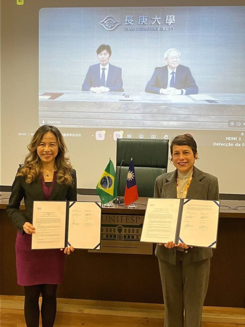 巴西聖保羅聯大校長阿森普松（右）與長庚大學校長湯明哲（視訊畫面右）2日完成國際醫衛人才交流合作協議異地簽署，由駐聖保羅辦事處處長朱怡靜（左）見證。（駐聖保羅辦事處提供）