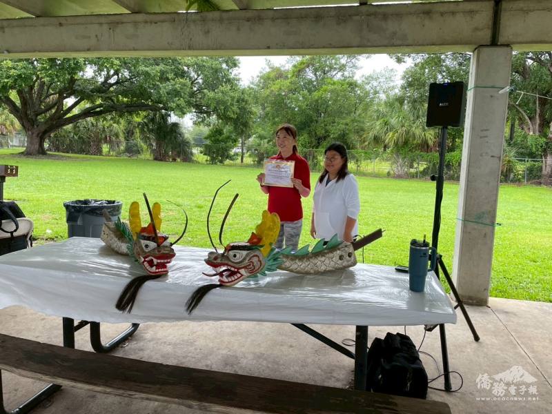 中美協會會長何美蓮(右)頒發感謝狀給世華奧蘭多分會會長黃百齡(左)
