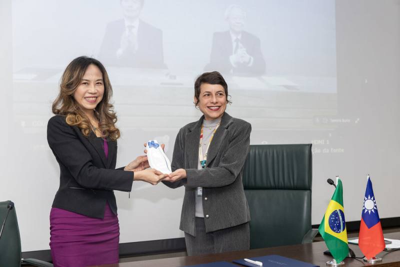 巴西聖保羅聯大與長庚大學2日完成國際醫衛人才交流合作協議異地簽署，駐聖保羅辦事處處長朱怡靜（左）致贈「台灣瓷盤」予聖保羅聯大校長阿森普松（右）作為紀念。（駐聖保羅辦事處提供）