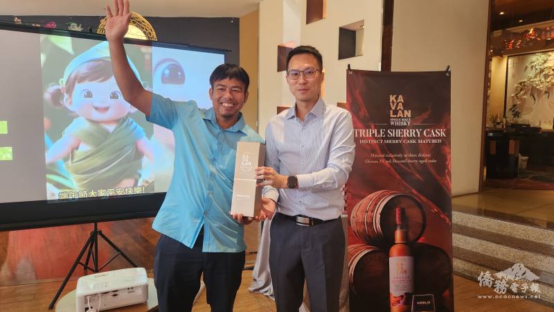 郭文橐致贈獎品予抽獎活動得獎者，並期許臺灣精品威士忌持續成功行銷奈國市場