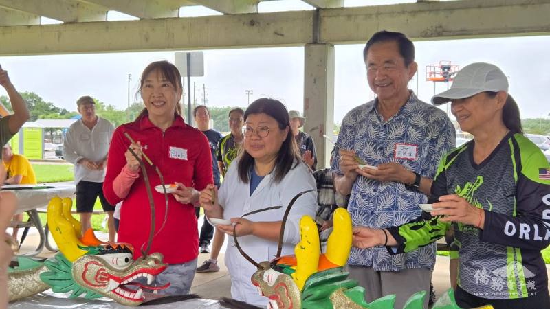 點睛儀式；由左至右，黃百齡、何美蓮、王成章、吳淑慧