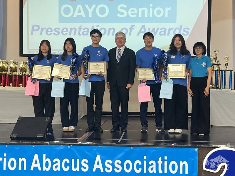 駐舊金山辦事處副處長朱永昌(中)頒獎給獲獎同學