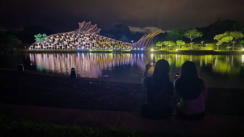 國立傳統藝術中心宜蘭傳藝園區占地廣達24公頃，只要是牽涉到與遊客互動有關的開放式場域設施都需用電。園區在2023年引進遠端監控，透過電腦進行自動量測、控制、預警與及時修正，力行節能減碳。也能呈現美好的燈光夜景，吸引遊客駐足觀賞。