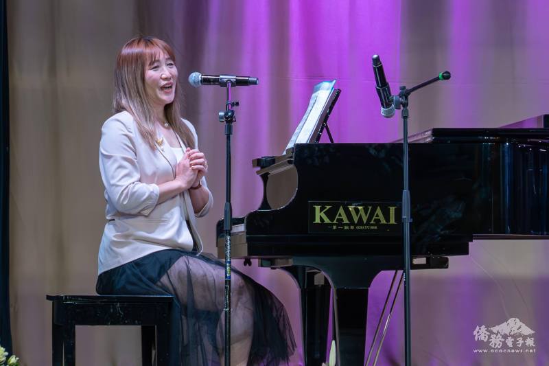 2025年大洛杉磯臺美人傳統週活動總召集人宋怡欣獻唱