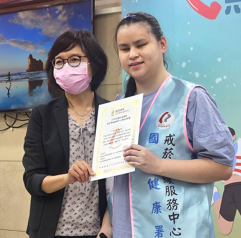 雙眼全盲德蓉（右）是戒菸專線服務中心諮詢員，她雙眼看不見，但對聲音感受特別敏銳，總能從來電者聲音找出戒菸動機，協助民眾踏出戒菸的第一步。