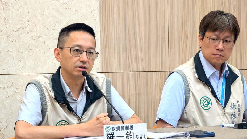 衛福部疾管署發言人羅一鈞（左）3日表示，5月25日至31日國內COVID-19門急診人次近6.3萬，已連續8週上升；5月27日至6月2日新增132例併發重症本土病例、15例本土病例死亡，其中就診人次與重症人數雙創今年新高。