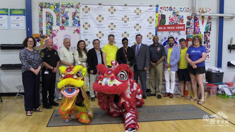 亞太傳統月慶典貴賓與舞獅合影