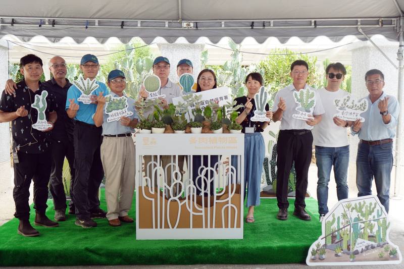 墾丁國家森林遊樂區多肉植物展示區遭風災損毀，經1年多整修作業後，3日重新啟用，林業及自然保育署屏東分署長楊瑞芬（右5）出席開幕活動。