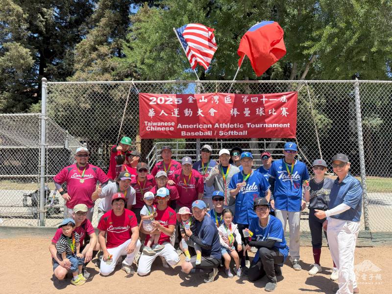 壘球比賽準甲組冠亞軍隊伍合影