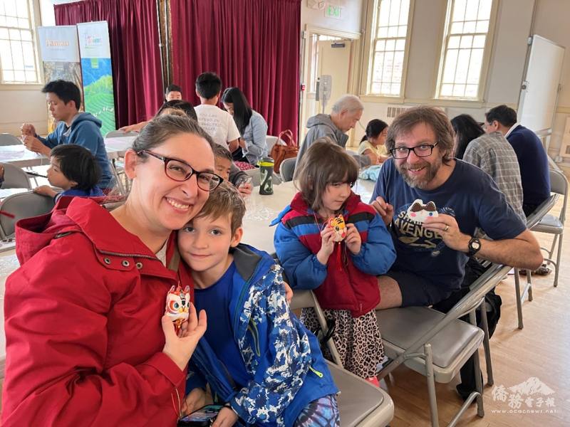 主流社區民眾開心體驗縫紉香包