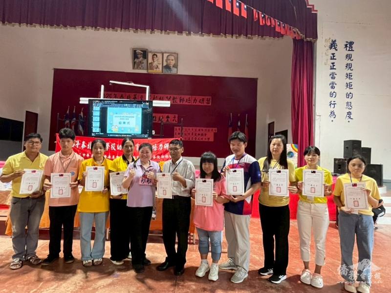 志工教師向學員頒發結業證書合影