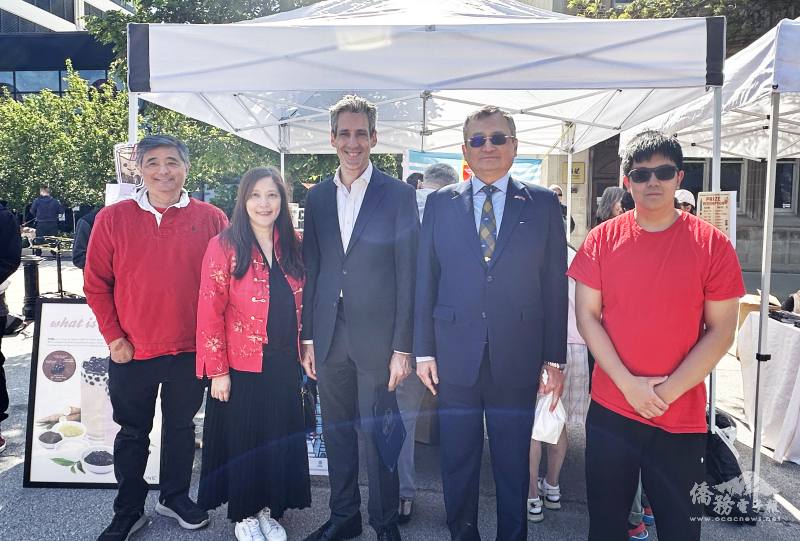 駐芝加哥辦事處處長類延峰 (右二) 、 Evanston市長Daniel Biss (中) 、淡江大學校友會會長盧秀琴  (左二) 、Evanston眼科診所吳建輝醫師（左1），兄弟舞獅團團長吳蘊哲（右1）一同合影