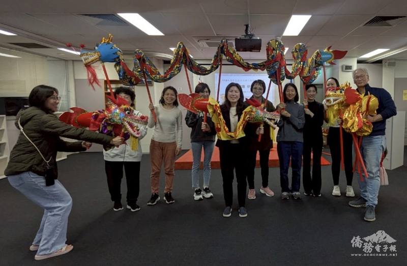 雪梨文教中心主任江佳慧（中間）與研習學員合影