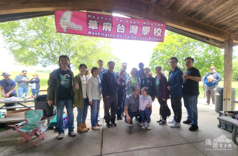 華府文教中心主任黃正杰（中排左4）也特地前來祝賀，與全校師生同樂