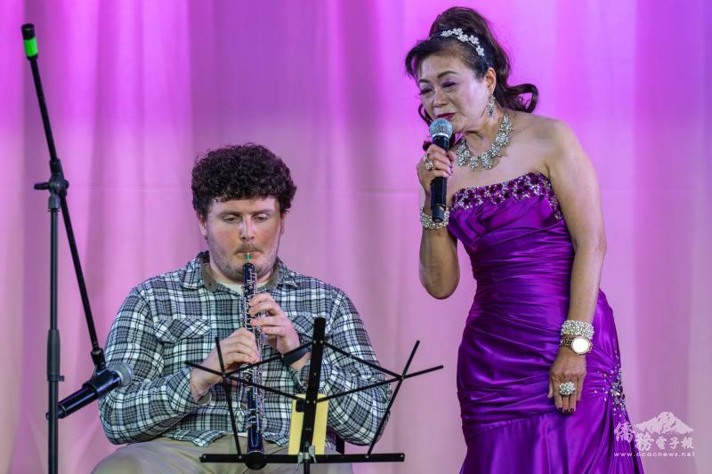 「臺灣之歌」創辦人周莉娟（右）介紹英籍雙簧管演奏家Ian Mansell（左）