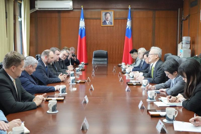 外交部政務次長吳志中接見斯洛伐克特納瓦（Trnava）省長訪問團