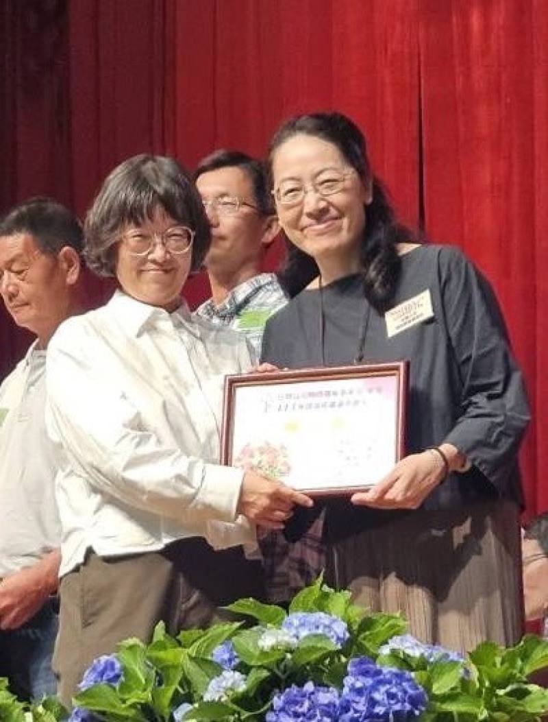 台糖精緻農業事業部榮獲台北花市113年度盆花績優供應人第一名，今年5月24日由業務管理師陳麗敏(右)代表受獎。