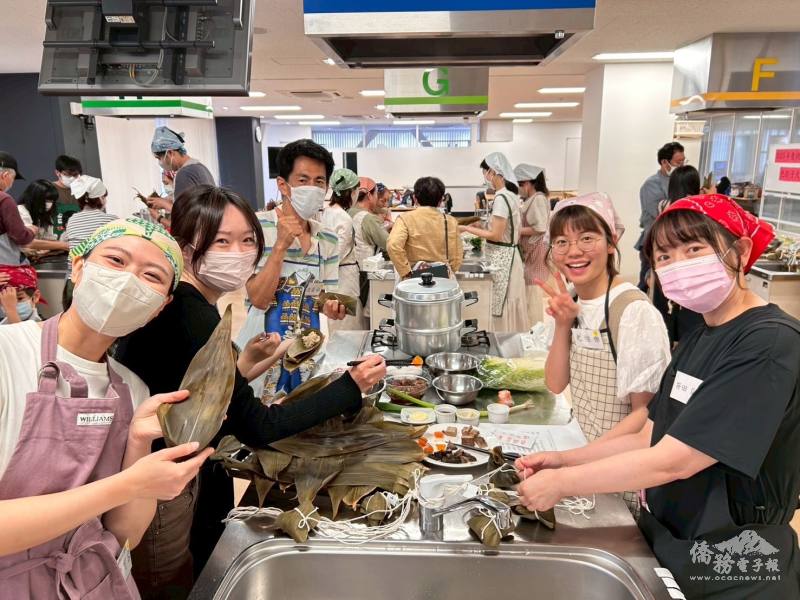 參與者開心包粽子