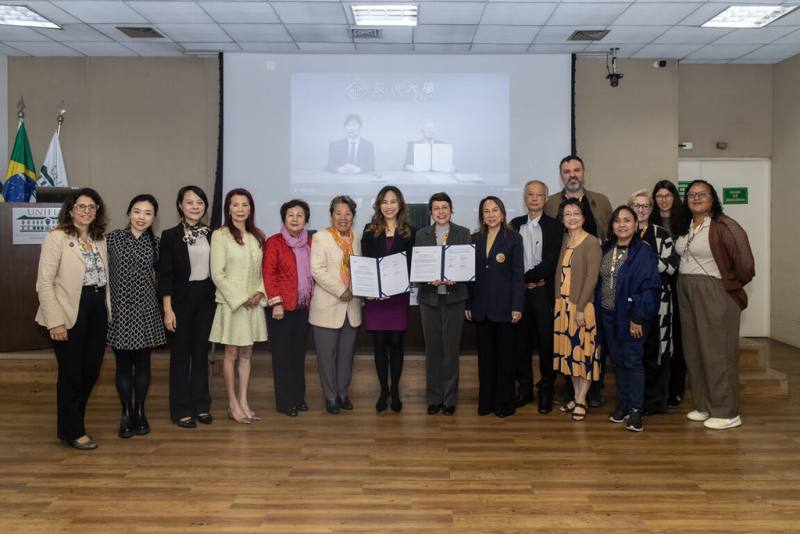 巴西聖保羅聯大與長庚大學2日完成國際醫衛人才交流合作協議異地簽署，聯大校長阿森普松（左8）及駐聖保羅辦事處處長朱怡靜（左7）與觀禮人士合影。（駐聖保羅辦事處提供）